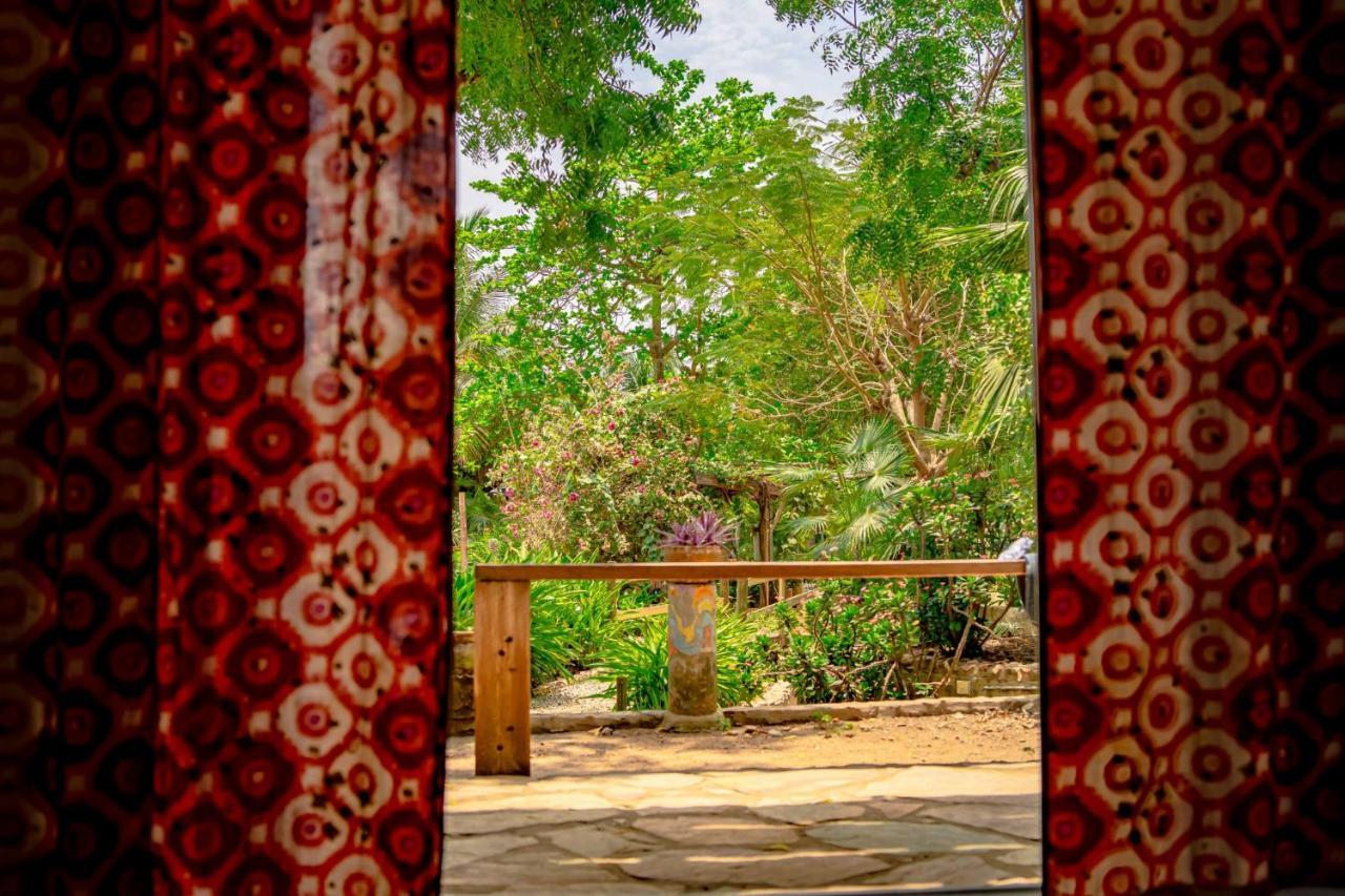 Kokrobite Gardens Restaurant And Guest House Exterior foto