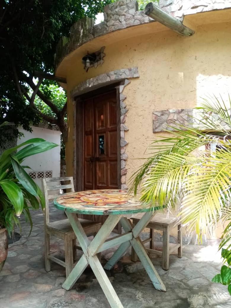 Kokrobite Gardens Restaurant And Guest House Exterior foto